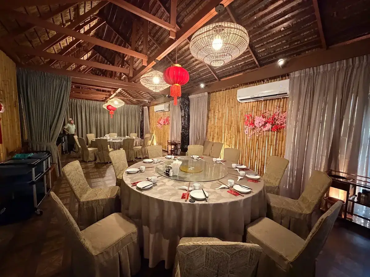 Private dining room with bamboo walls, lanterns and a large round table